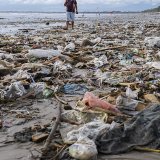 Des déchets, notamment en plastique, jonchent de plus en plus souvent les plages asiatiques, à l'image de celle de Kuta, à Bali, en Indonésie.